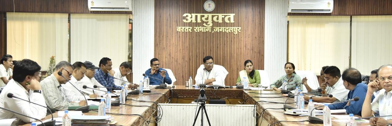 संभागीय अधिकारी क्षेत्र भ्रमण कर योजनाओं के क्रियान्वयन का करें मॉनिटरिंग- कमिश्नर डोमन सिंह