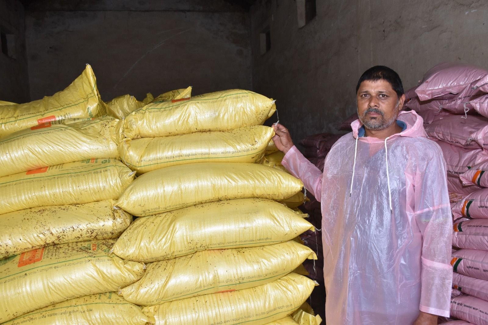 जिले के किसान समितियों में लगातार कर रहे खाद-बीज की खरीदी