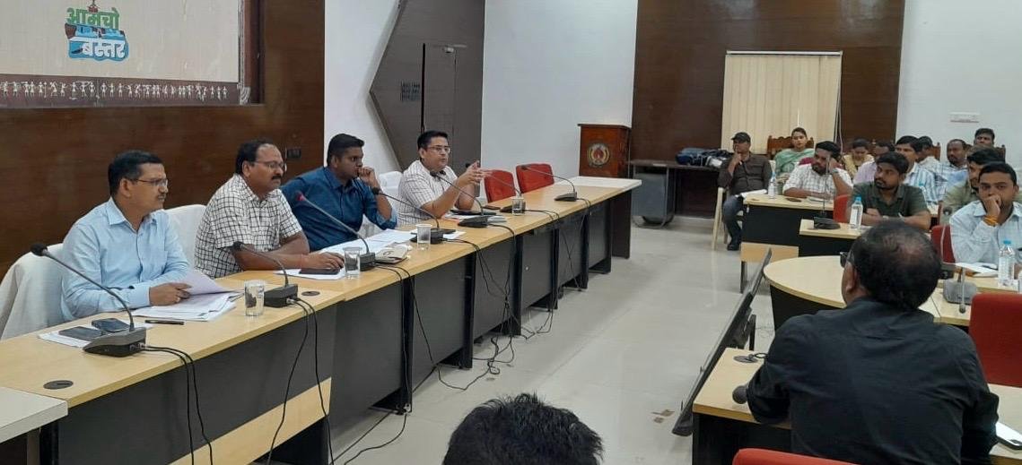 कलेक्टर ने लिया राजस्व अधिकारियों की बैठक