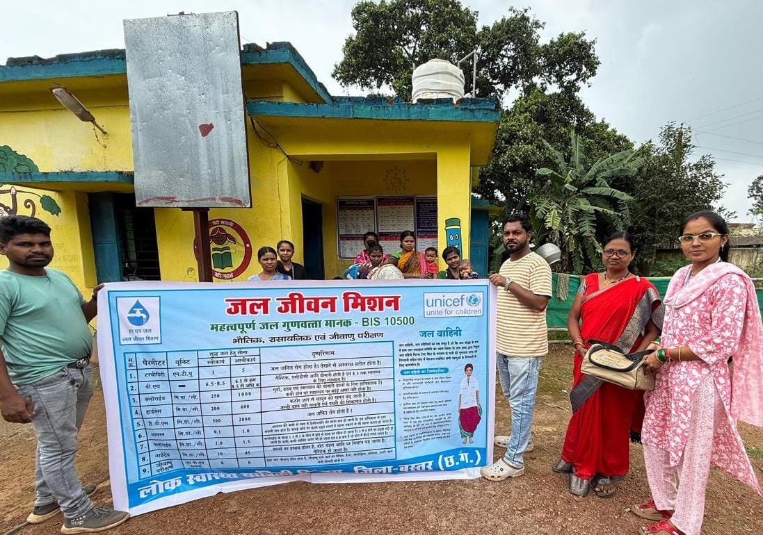 ग्रामीण इलाकों में दी जा रही शुद्ध पेयजल के उपयोग सहित जल जनित बीमारियों से बचाव सम्बन्धी जानकारी