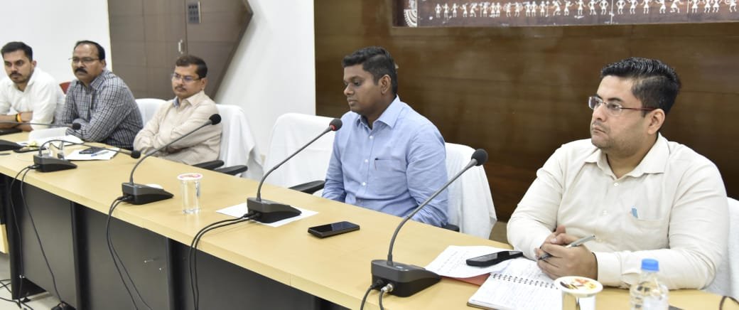 सभी कार्यालयों में ई-ऑफिस की गतिविधि को नियमित करें संचालित- कलेक्टर हरिस एस