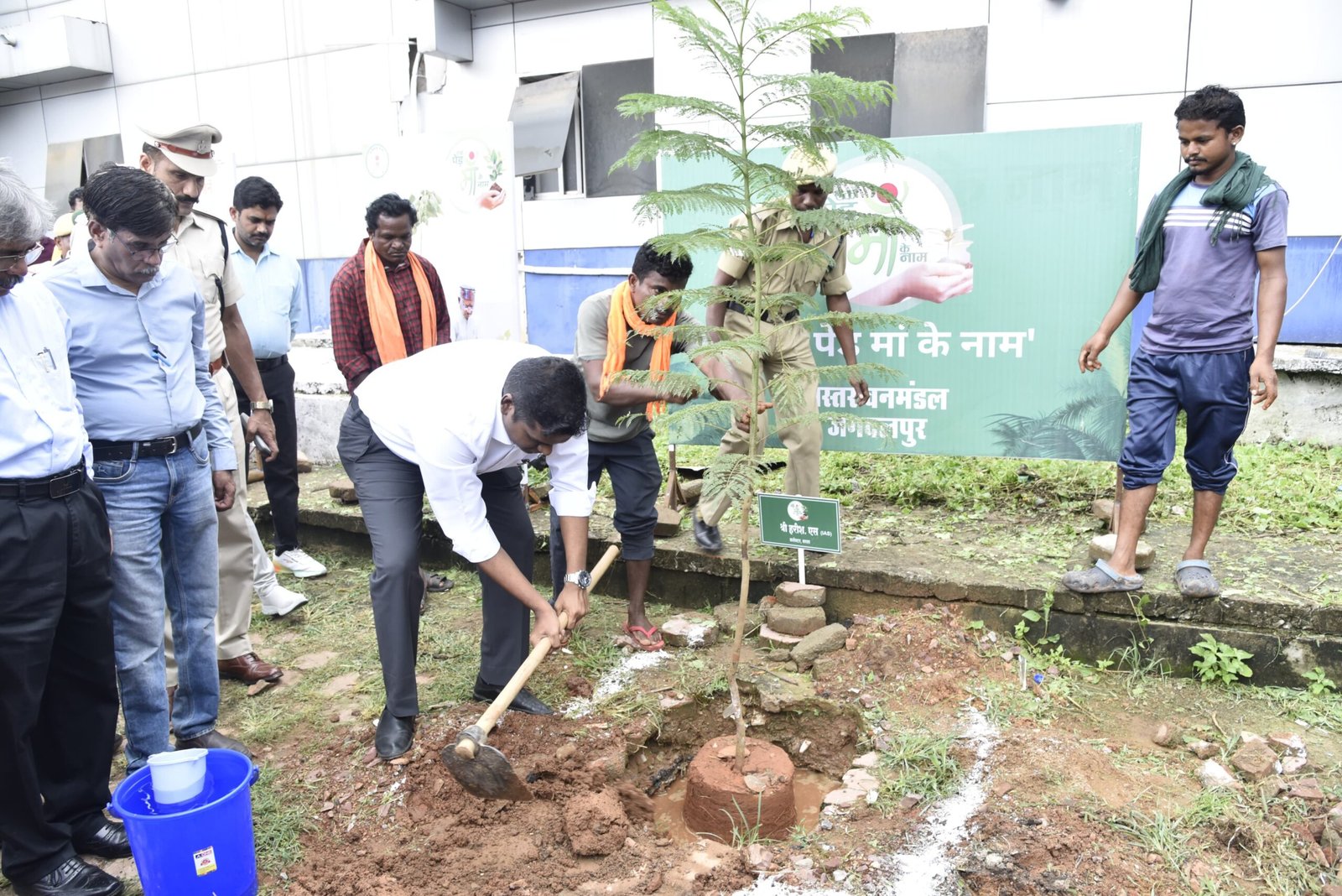 कलेक्टर हरिस एस ने महारानी अस्पताल परिसर में ’एक पेड़ मां के नाम’ अभियान के तहत किया पौधरोपण