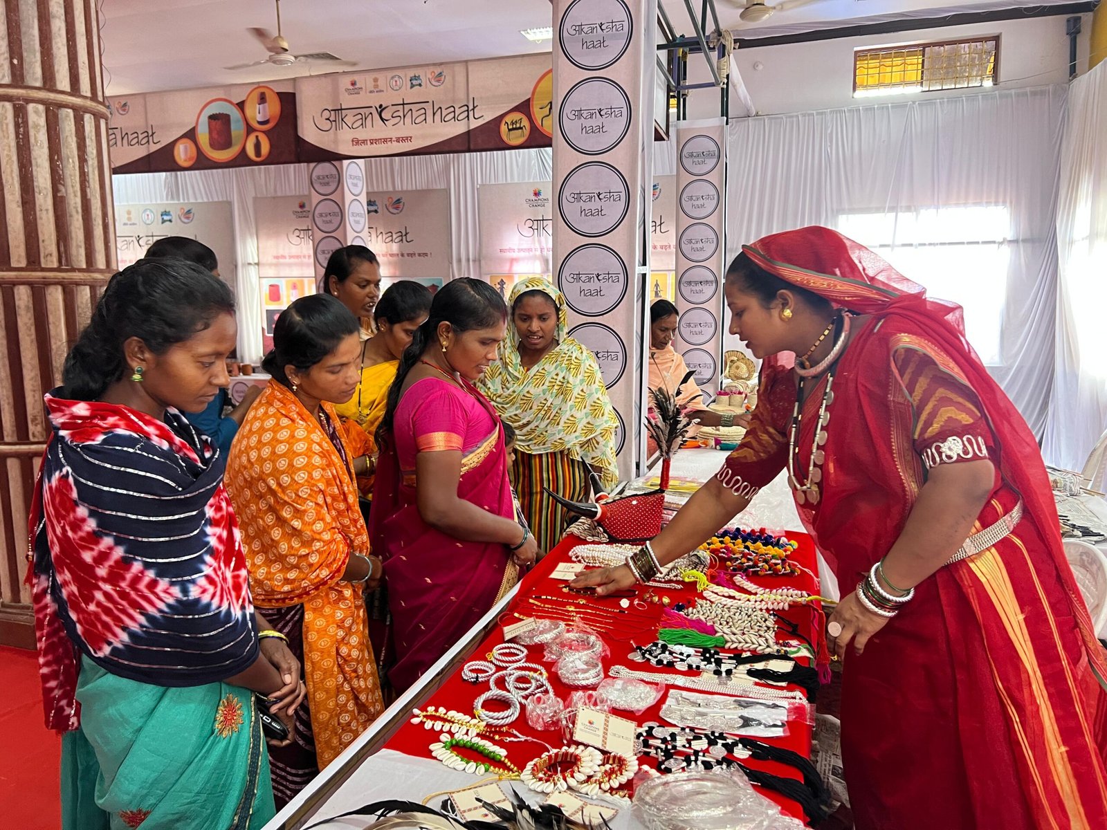 आकांक्षा हाट का आयोजन सिरहासार भवन में, महापौर और कलेक्टर ने किया उद्घाटन