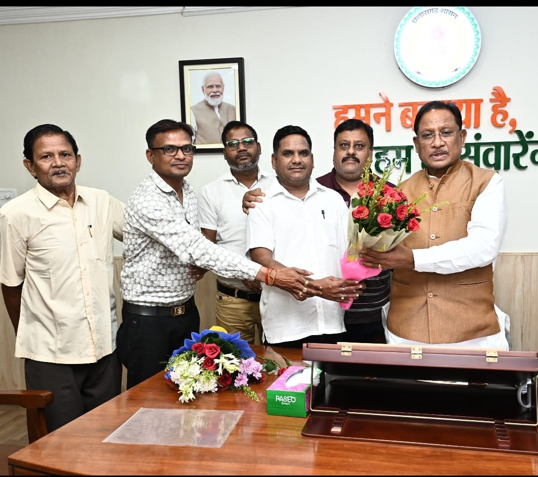 नगरी निकाय कर्मचारी अपनी तीन सूत्री महत्वपूर्ण मांगों को लेकर मुख्यमंत्री से किये मुलाकात