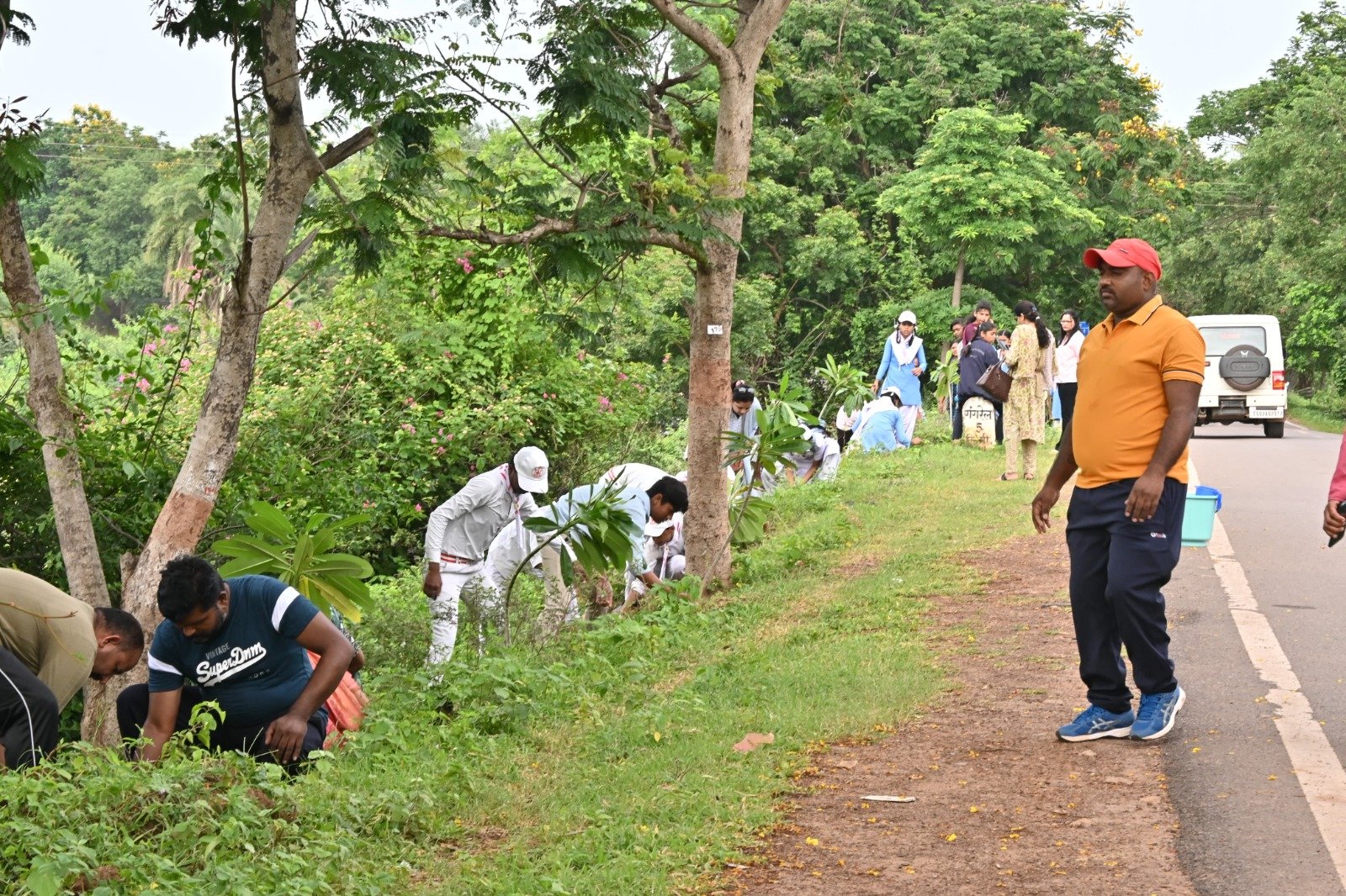 “एक पेड़ मां के नाम” अभियान के तहत रुद्री-गंगरेल मार्ग में विभिन्न फूल प्रजातियों के 200 पौधे रोपे गए