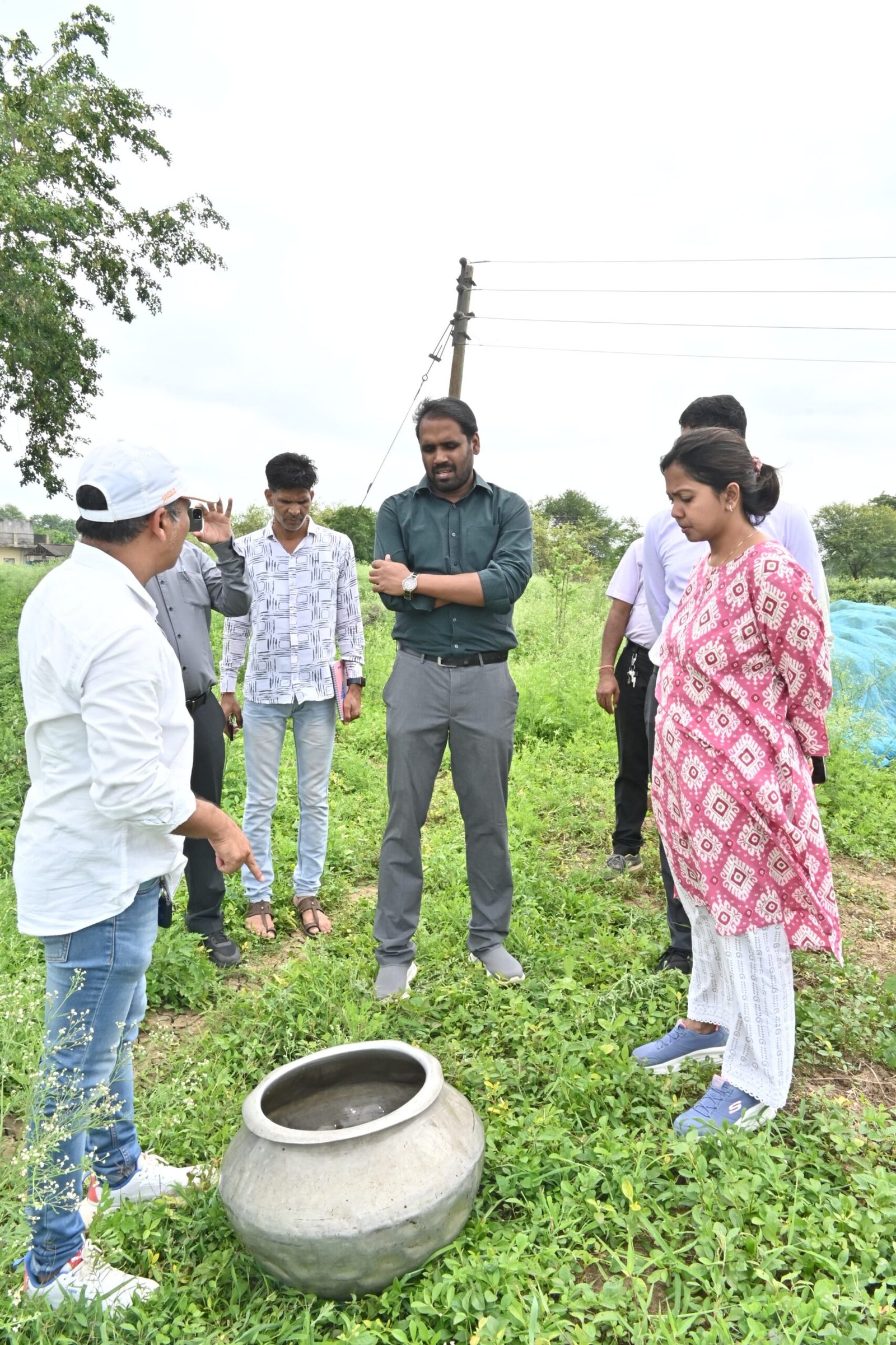 कलेक्टर ने सांकरा में मत्स्यबीज उत्पादन कार्य का किया निरीक्षण