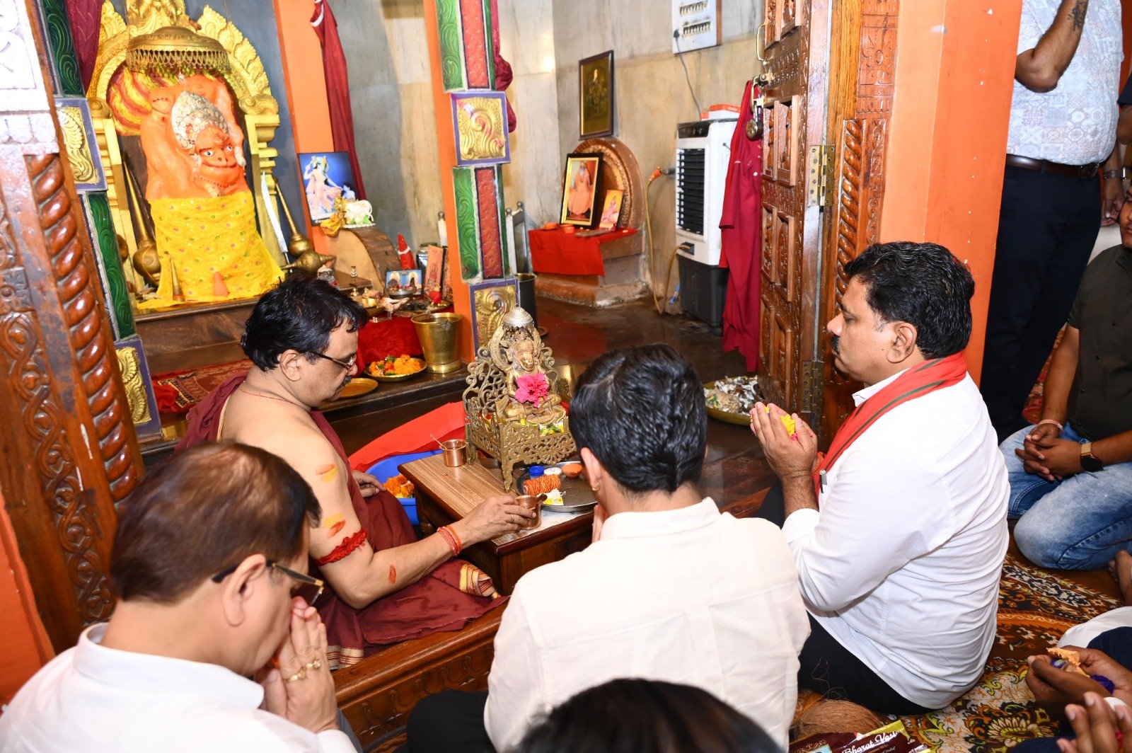 उपमुख्यमंत्री विजय शर्मा ने अपने जन्मदिन की शुरुआत श्री खेड़ापति हनुमान मंदिर में पूजा-अर्चना से की