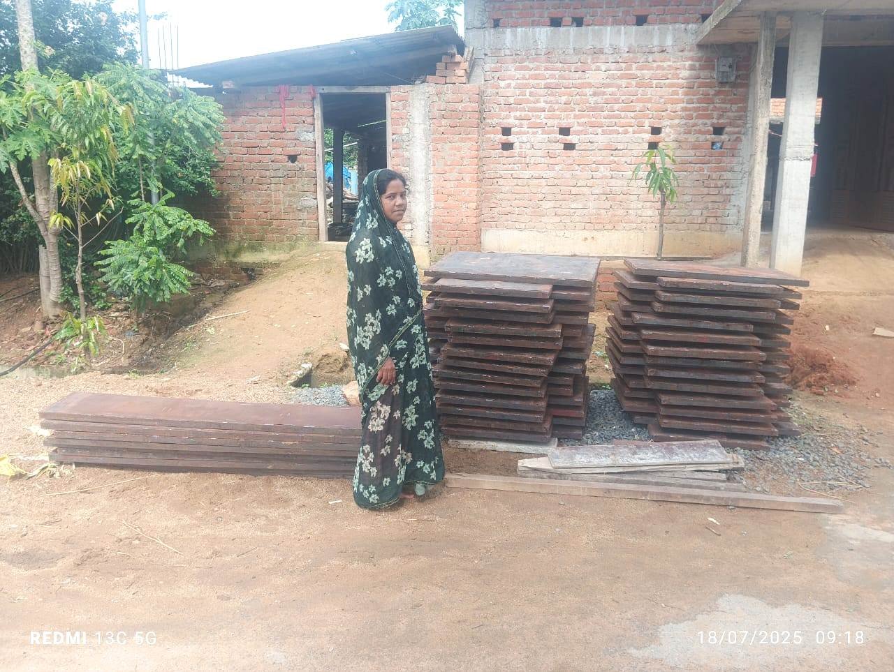 परम्परागत रूप से अब तक पुरूष प्रधान रहे, सेंटरिंग प्लेट आपूर्ति ने महिला समूहों को दिखाई नयी राह