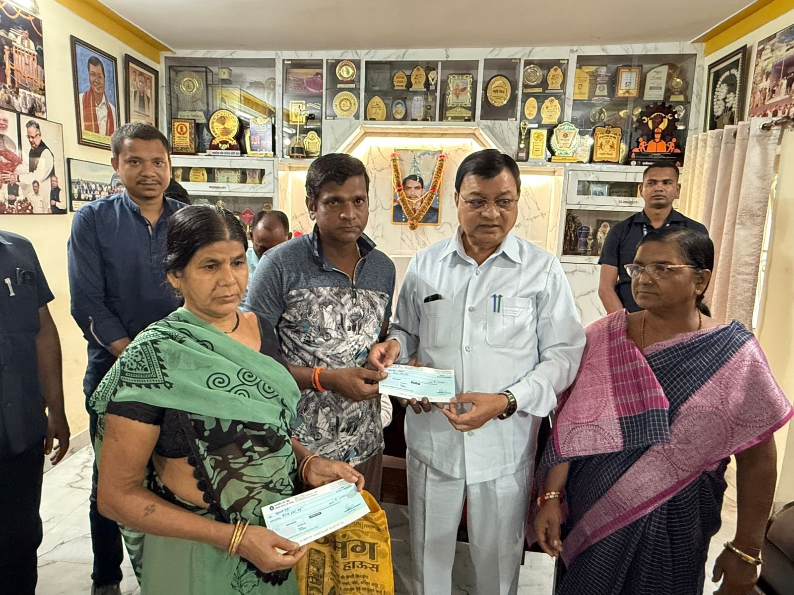 मंत्री लखनलाल देवांगन ने 10 परिवारों को दिए सहायता राशि का चेक