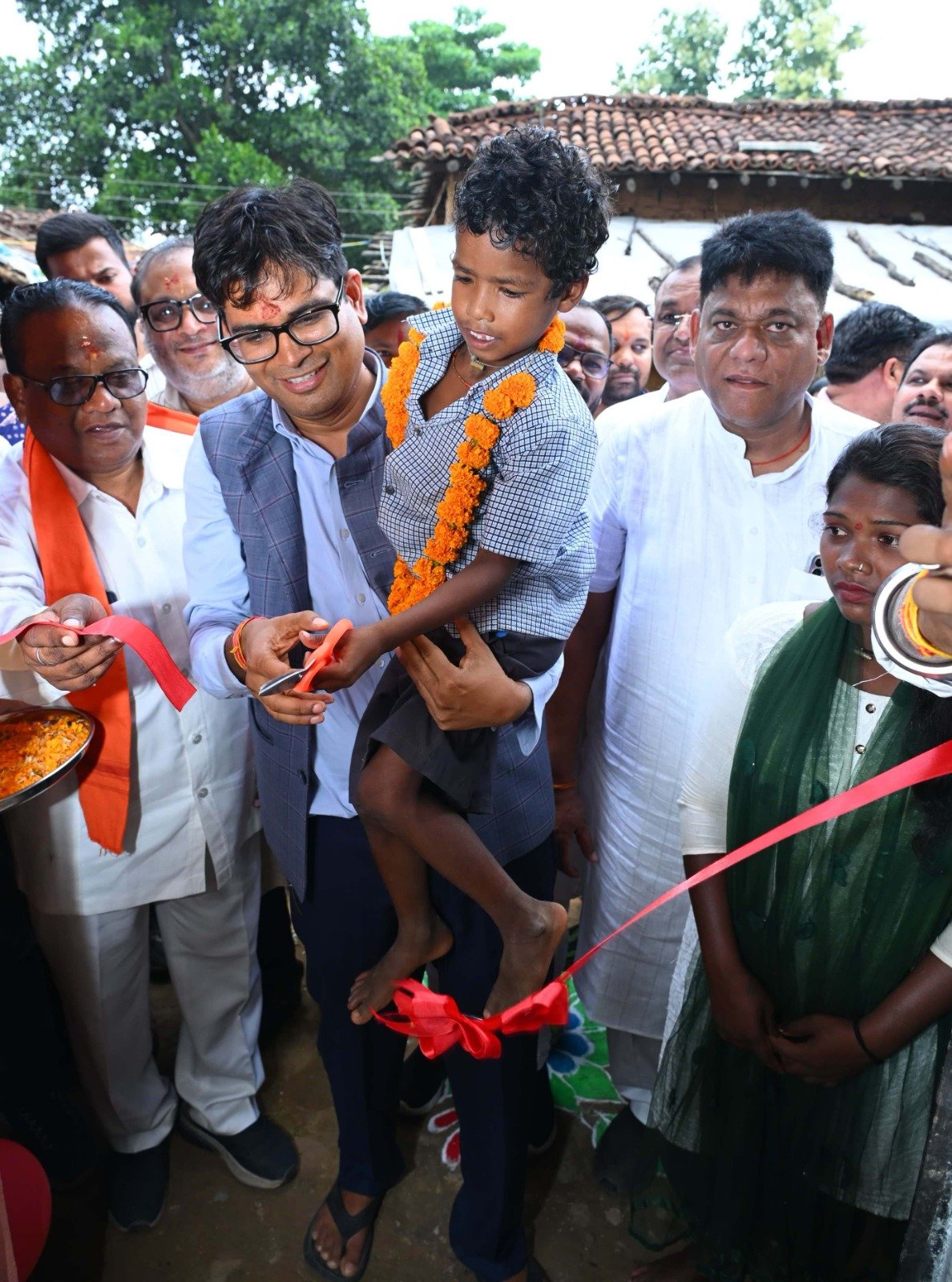 बिरहोर परिवार के गृह प्रवेश में पहुंचे वित्त मंत्री ओ.पी.चौधरी, परिवार के नन्हे बच्चे से कटवाया फीता