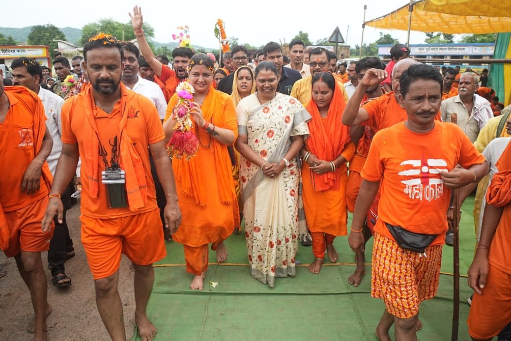 बोल बम और हर हर महादेव के उद्घोष के साथ यात्रा के चौथे दिन पंडरिया विधायक भावना बोहरा एवं कांवड़ यात्रियों ने तय कि गौरकांपा से मोहतरा की यात्रा, पुष्पवर्षा के साथ शिवभक्तों ने किया भव्य स्वागत