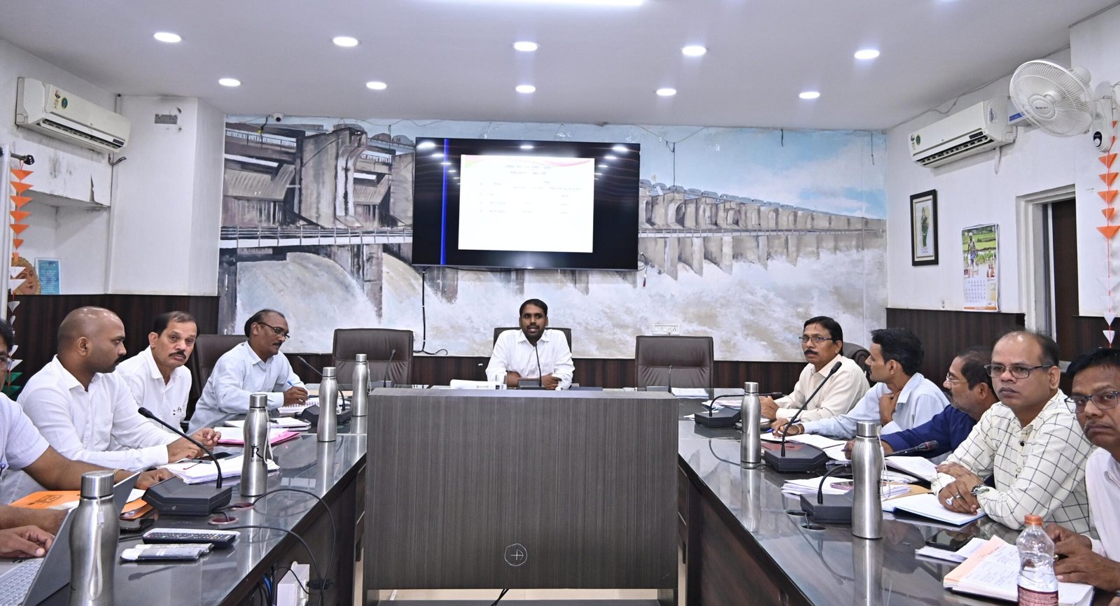 विद्यालयों में नवाचार और तकनीक को बढ़ावा कलेक्टर ने की प्राचार्यों के साथ समीक्षा बैठक