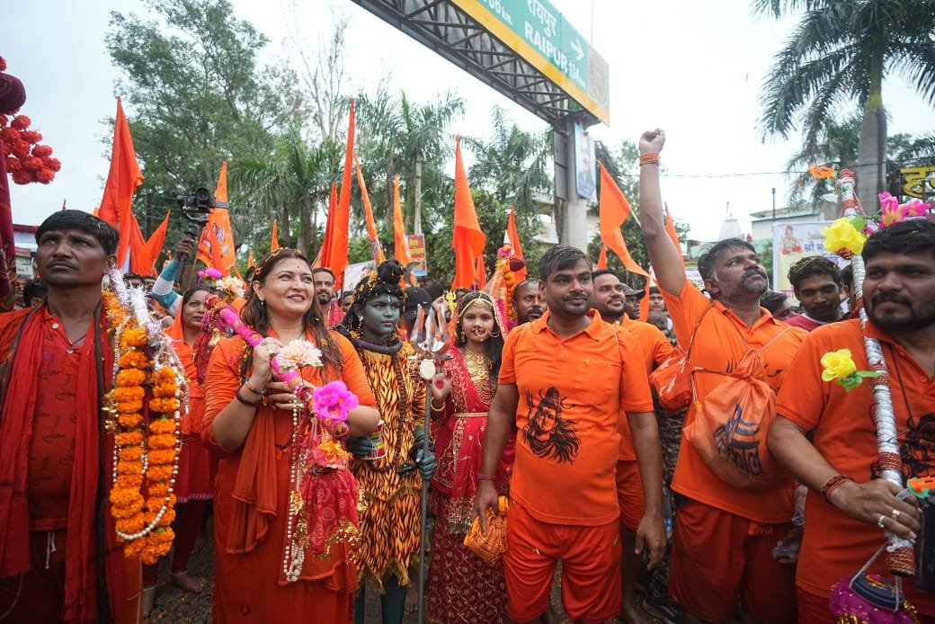 पंडरिया विधायक भावना बोहरा और कांवड़ियों ने यात्रा के पांचवे दिन मोहतरा से यात्रा प्रारंभ कर डोंगरिया महादेव का किया जलाभिषेक, पंडरिया नगर में स्वागत के लिए उमड़ा शिवभक्तों का जन सैलाब