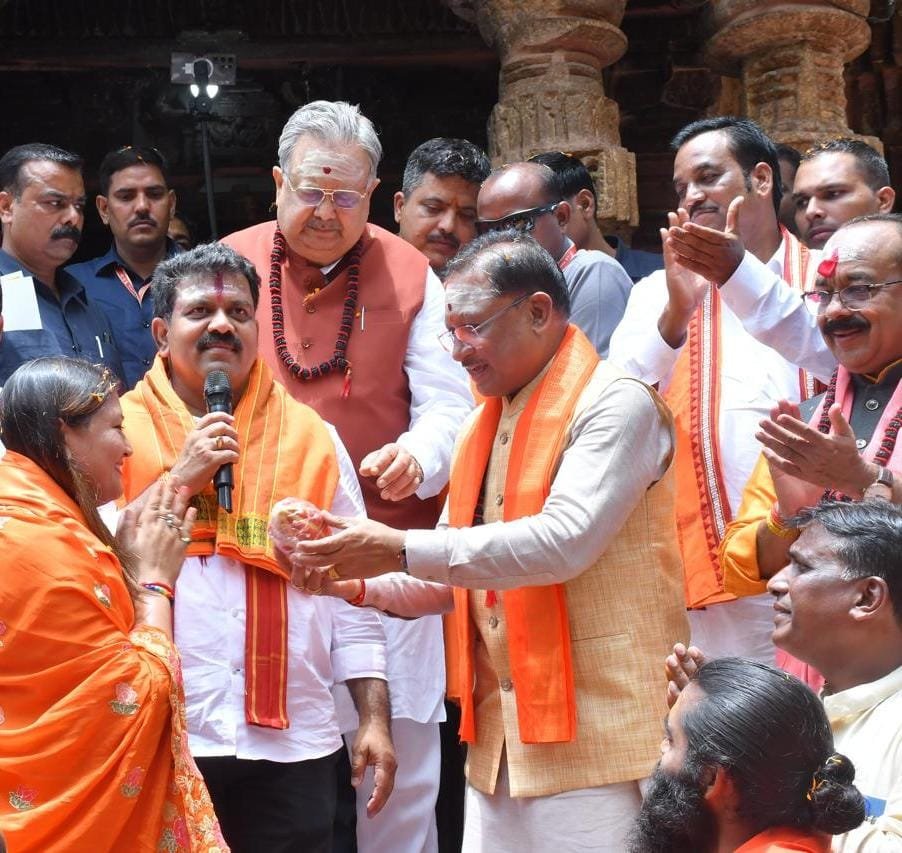 पंडरिया विधायक भावना बोहरा और कांवड़ियों का मुख्यमंत्री विष्णु देव साय, विधानसभा अध्यक्ष डॉ.रमन सिंह जी एवं दोनों उप मुख्यमंत्रियों ने किया अभिनंदन, हेलीकॉप्टर से कांवड़ियों और श्रद्धालुओं पर की गई पुष्पवर्षा