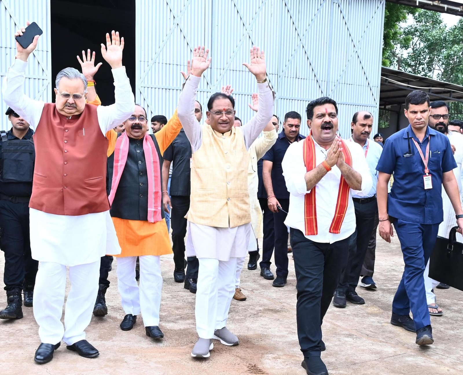 मुख्यमंत्री  विष्णुदेव साय कांवड़ियों पर पुष्प वर्षा के लिए हेलीकॉप्टर से कवर्धा के लिए रवाना