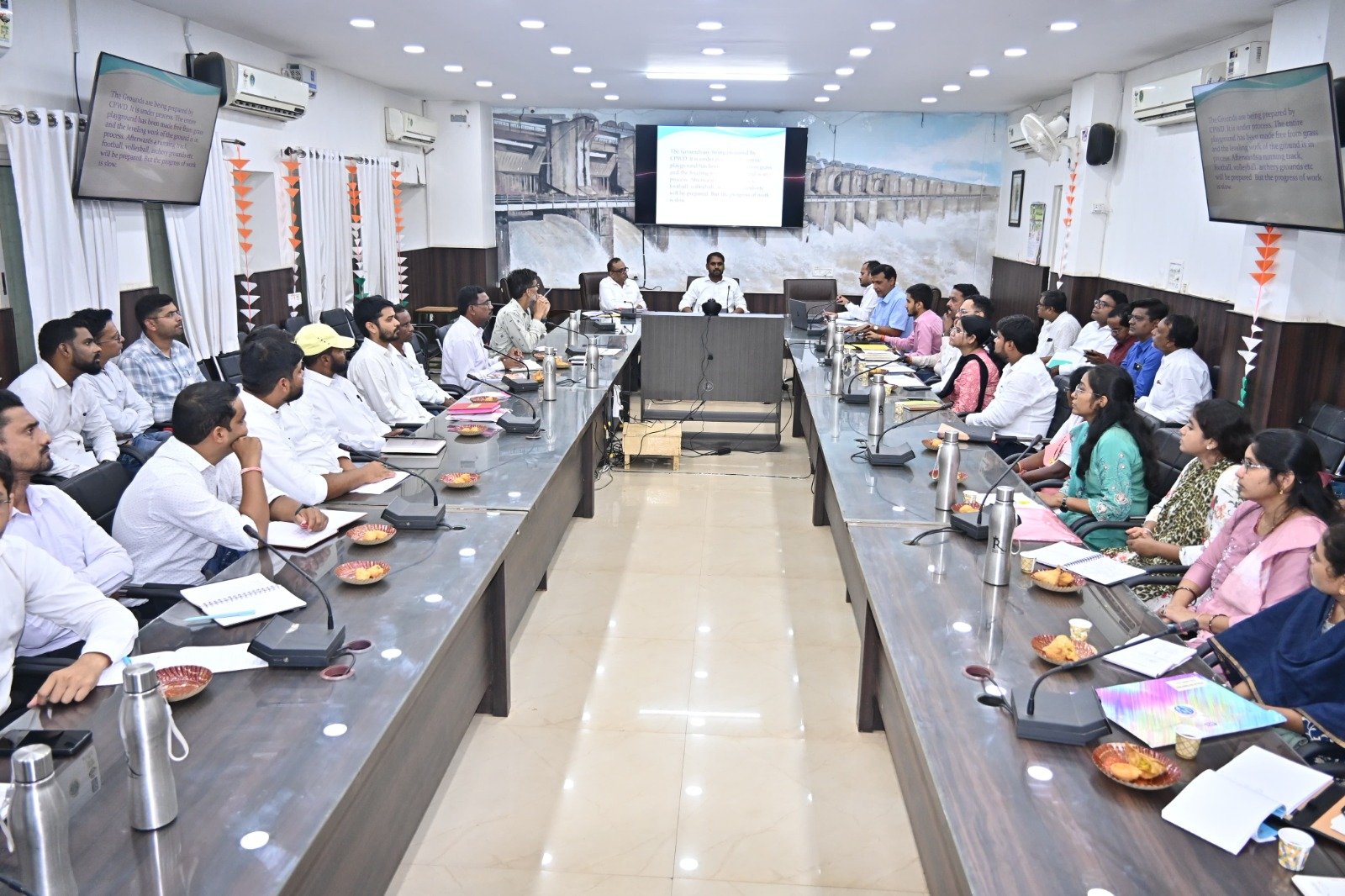 कलेक्टर मिश्रा ने आश्रम-छात्रावास अधीक्षकों की बैठक ली