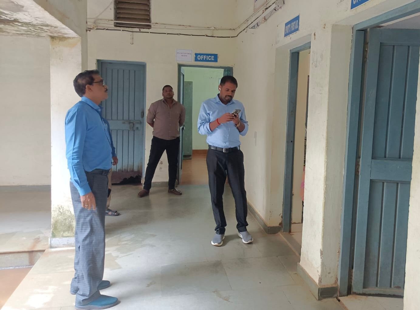 कलेक्टर ने भटगांव आईटीआई का किया आकस्मिक निरीक्षण