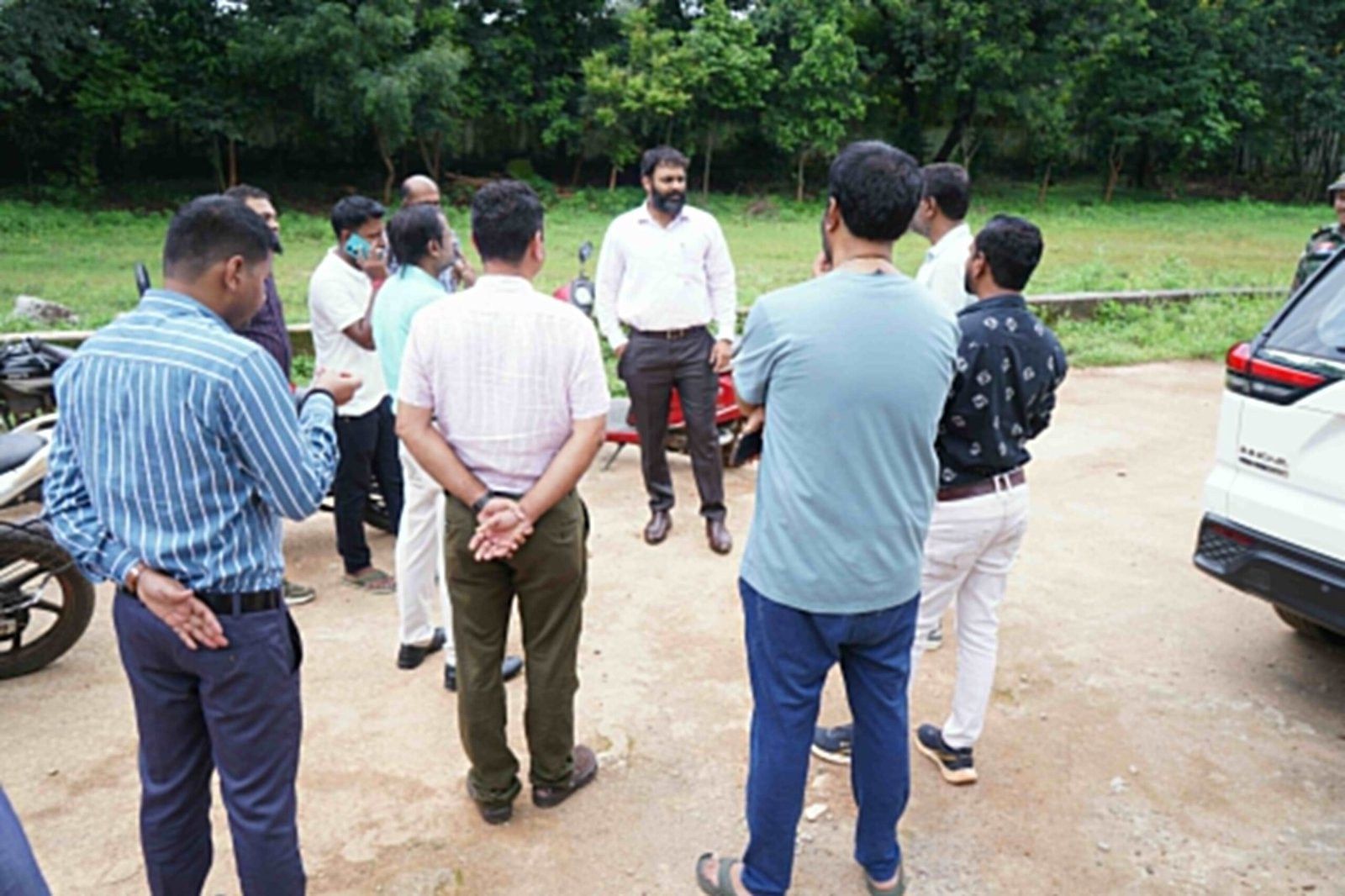 कलेक्टर ने अटल परिसर के निर्माण कार्य का अवलोकन किया परिसर की साफ सफाई और सौंदर्यीकरण करने के दिए निर्देश