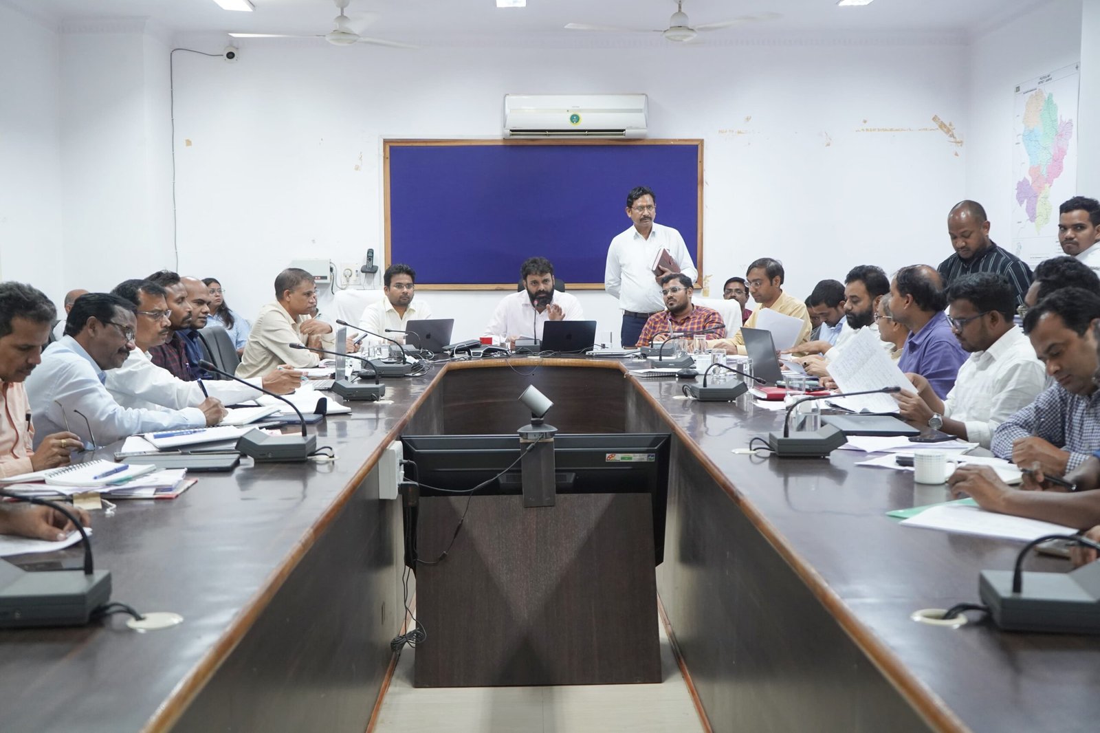 कलेक्टर ने पीएम जनमन और धरती आबा जनजाति ग्राम उत्कर्ष अभियान का बेहतर क्रियान्वयन करने के निर्देश