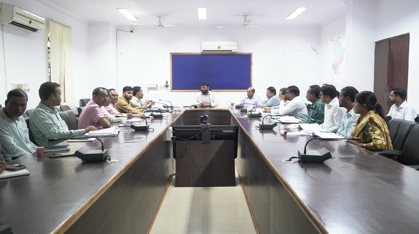 कलेक्टर ने खाद्य अधिकारी को सभी उचित मूल्य दुकानों में समय पर राशन भंडारण करने के निर्देश