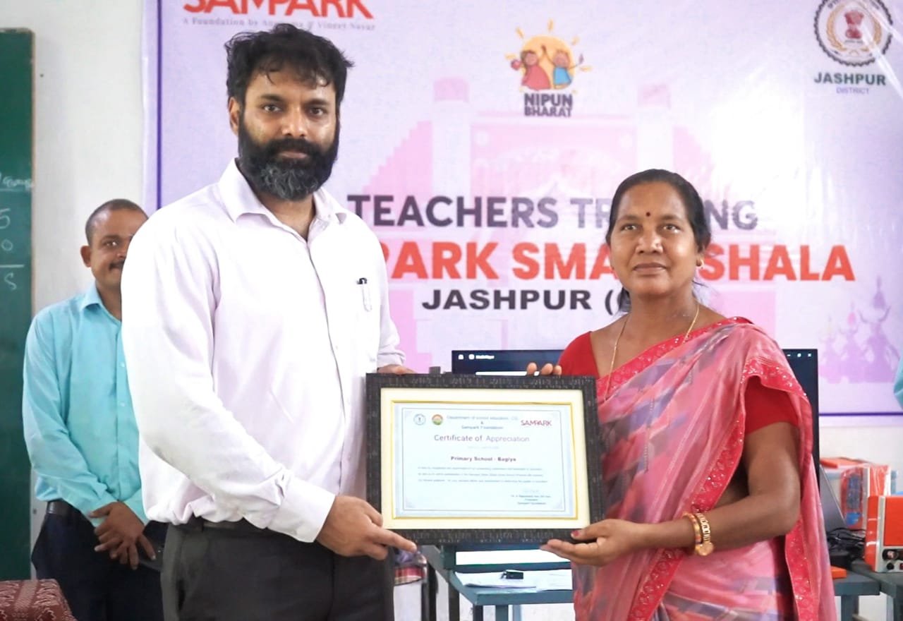 शिक्षक बच्चों को पढ़ाने के लिए दिए गए किट का बेहतर उपयोग करें – कलेक्टर