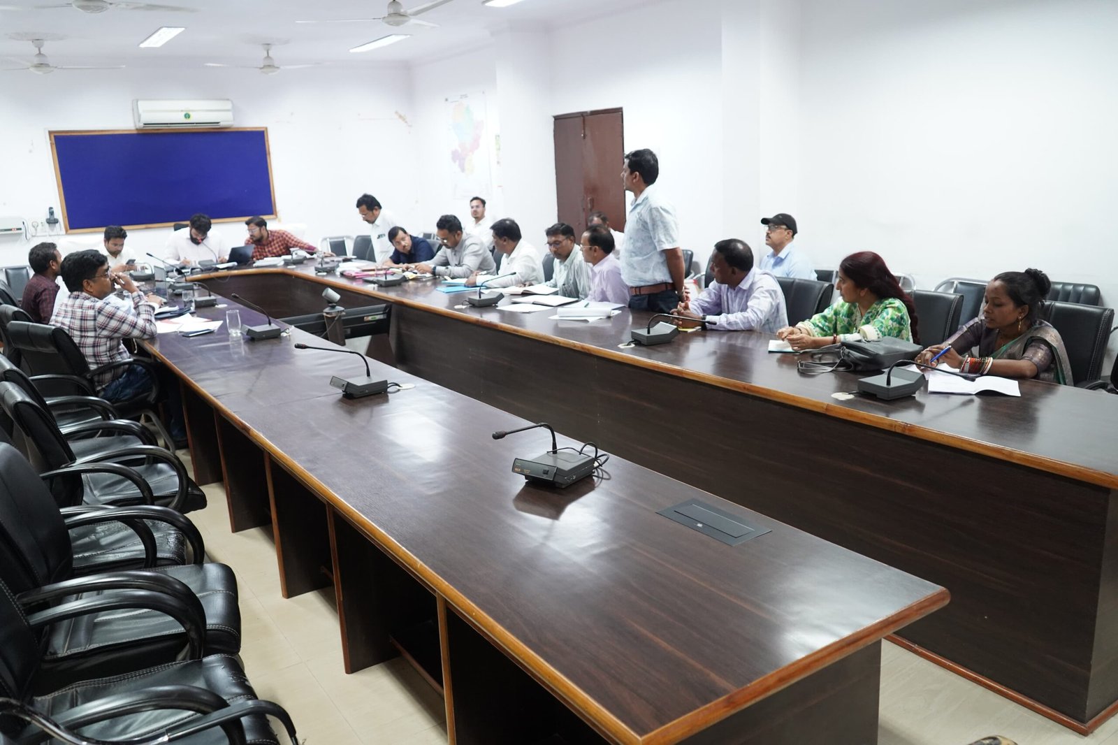 कलेक्टर रोहित व्यास ने एकलव्य विद्यालय संचालन समिति की ली समीक्षा बैठक