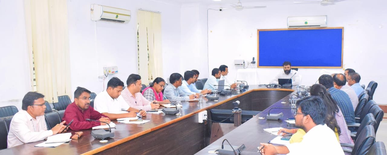 स्कूली बच्चों के जाति प्रमाण पत्र निर्माण हेतु धरती आबा ग्रामों में विशेष अभियान चलाने कलेक्टर ने दिए निर्देश