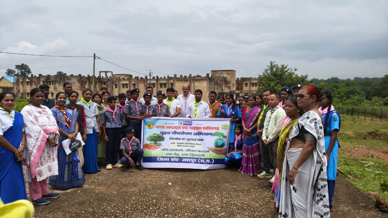 शासकीय पॉलीटेक्निक जशपुर में एक पेड़ मां के नाम अभियान के तहत वृहद पौधरोपण का हुआ आयोजन