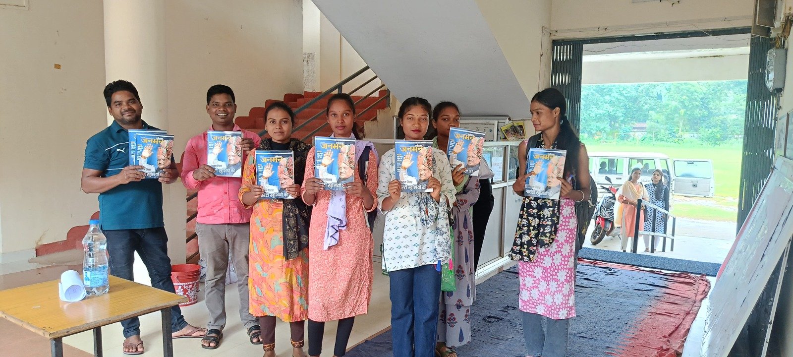 शासन की योजनाओं से संबंधित जनमन पत्रिका का कन्या महाविद्यालय के छात्रों को किया गया वितरण’