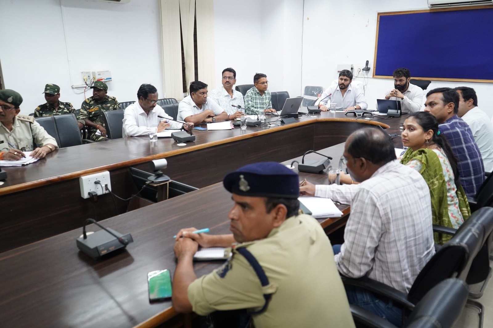 कलेक्टर रोहित व्यास ने हाथियों की सुरक्षा, हाथी मानव संघर्ष की स्थिति को रोकने के संबंध में ली समीक्षा बैठक