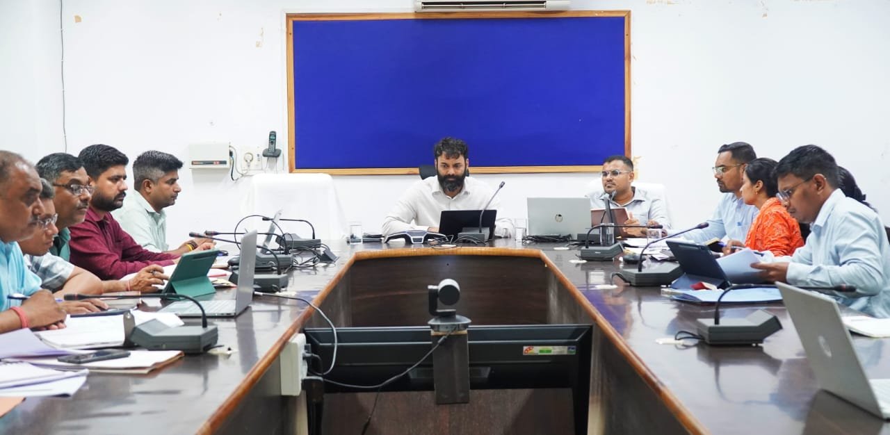 ग्रामीण क्षेत्रों में लोगों में घरेलू कचरे के संग्रहण की आदतों के विकास हेतु करें प्रयास – कलेक्टर