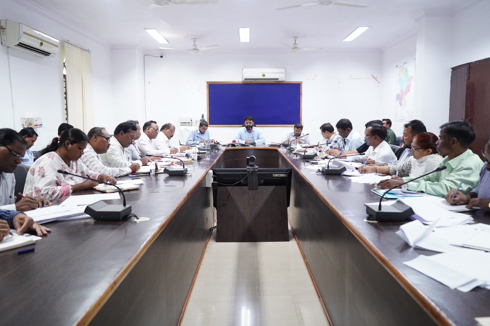 कलेक्टर व्यास ने स्कूल शिक्षा विभाग की ली समीक्षा बैठक