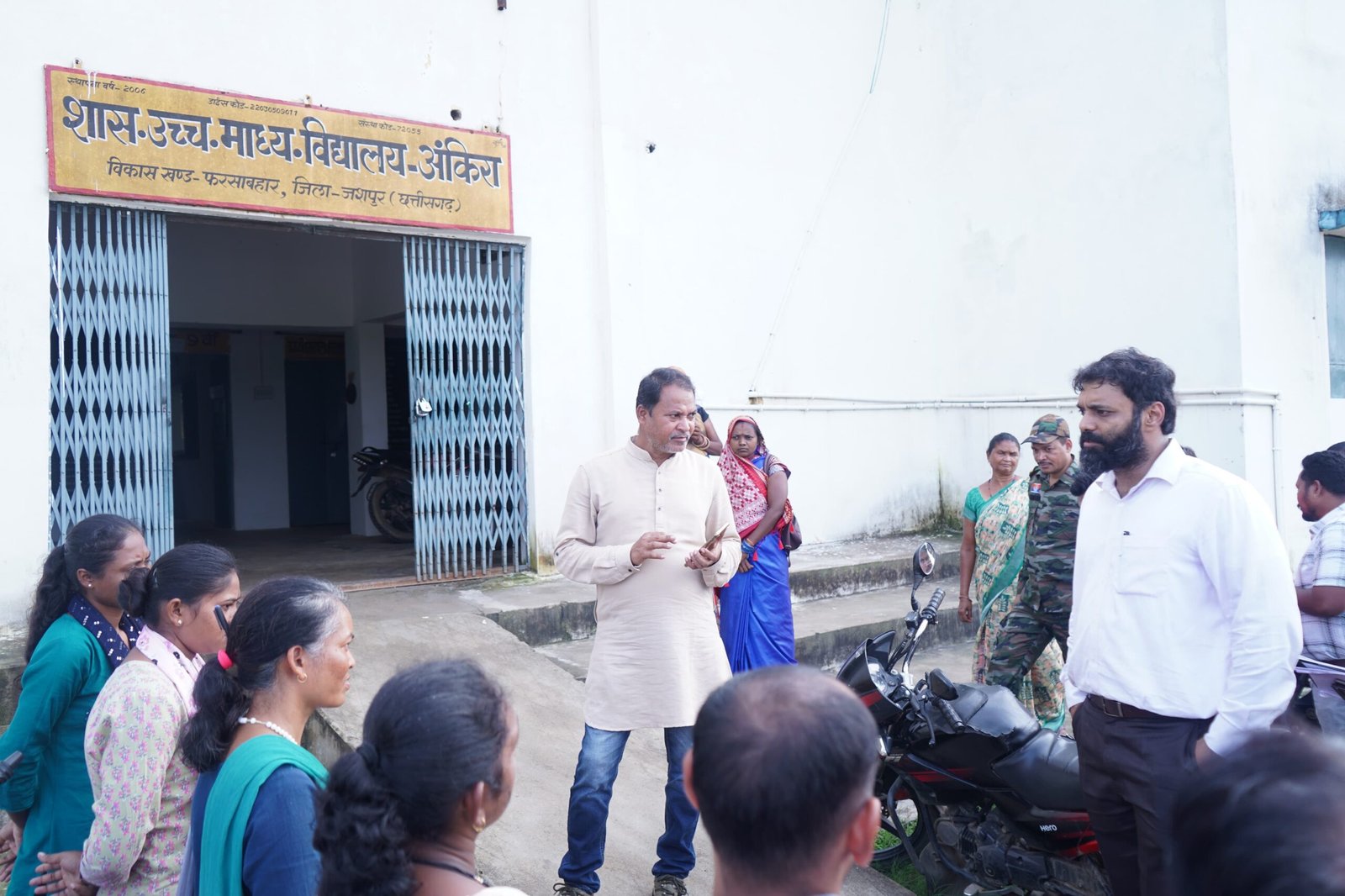 कलेक्टर ने अंकिरा प्राथमिक स्कूल और शासकीय उच्चतर माध्यमिक विद्यालय का किया निरीक्षण