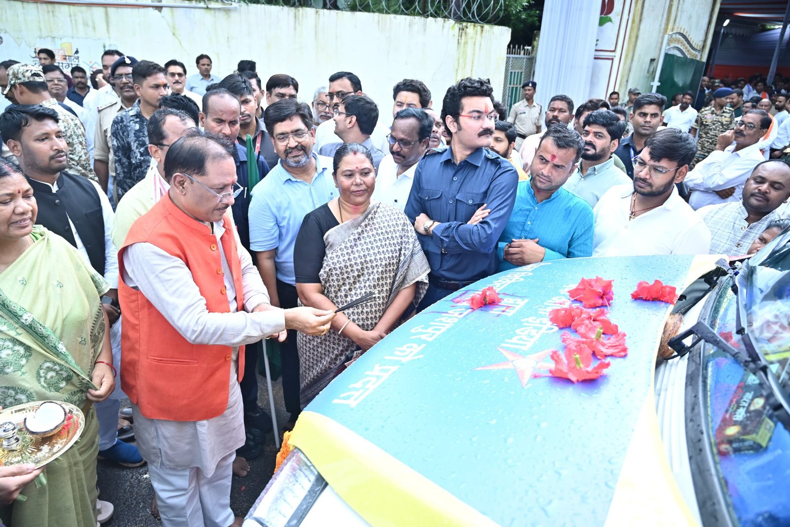 मुख्यमंत्री साय ने आधुनिक सुविधाओं से युक्त एम्बुलेंस को हरी झंडी दिखा कर किया रवाना