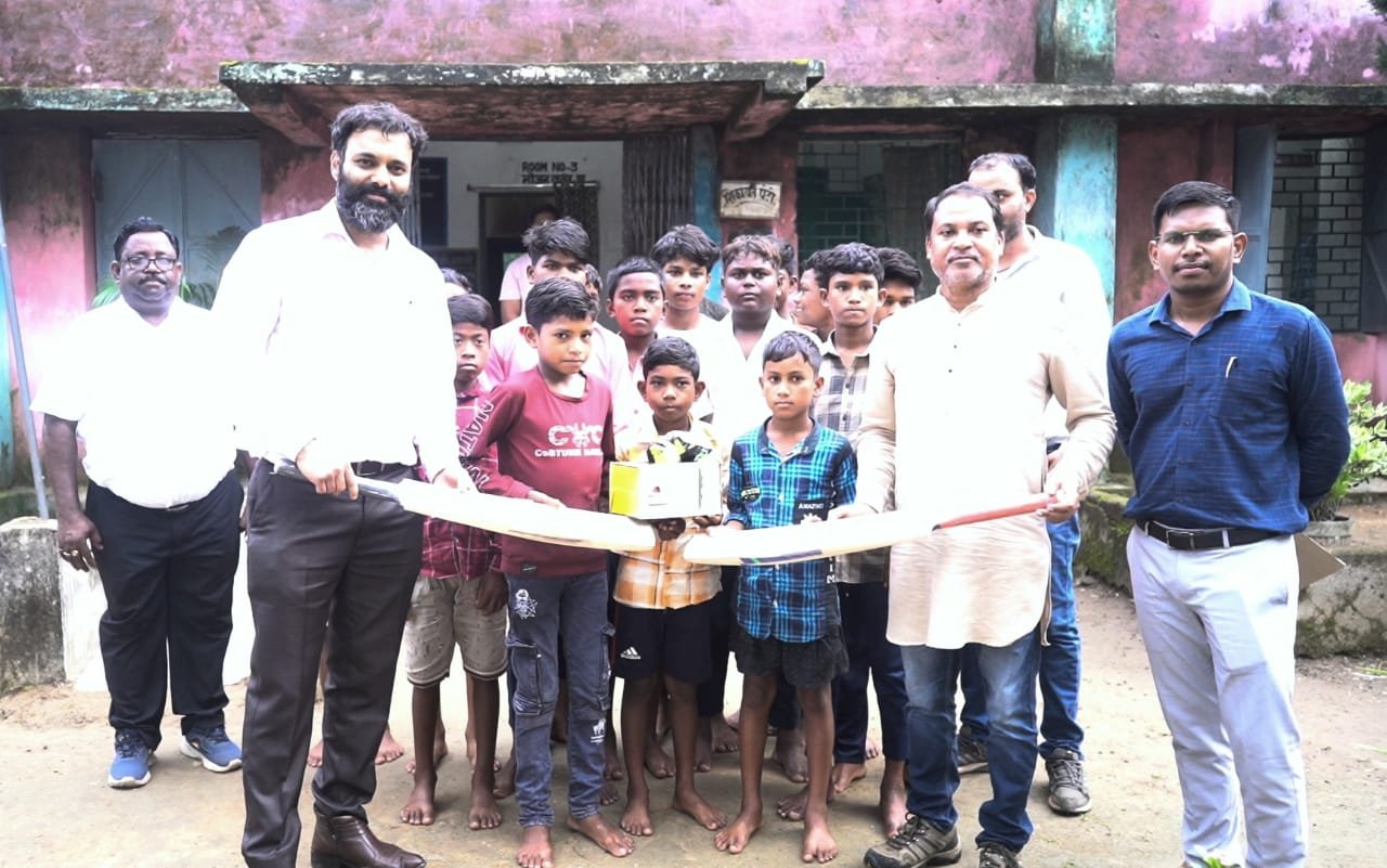 कलेक्टर ने तुमला प्री मैट्रिक शासकीय बालक छात्रावास का किया निरीक्षण