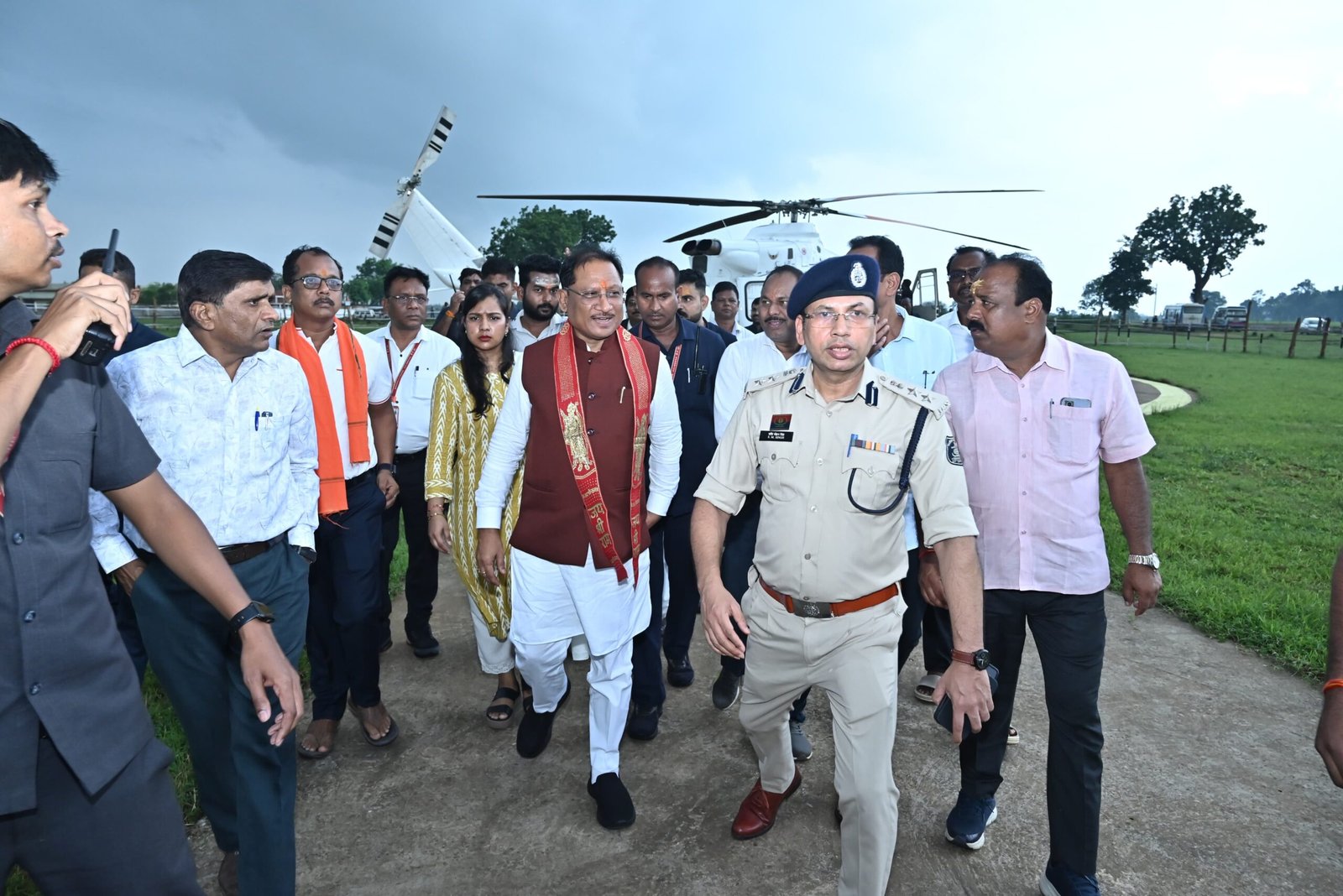 मुख्यमंत्री का बगिया हेलीपैड में आत्मीय स्वागत किया गया