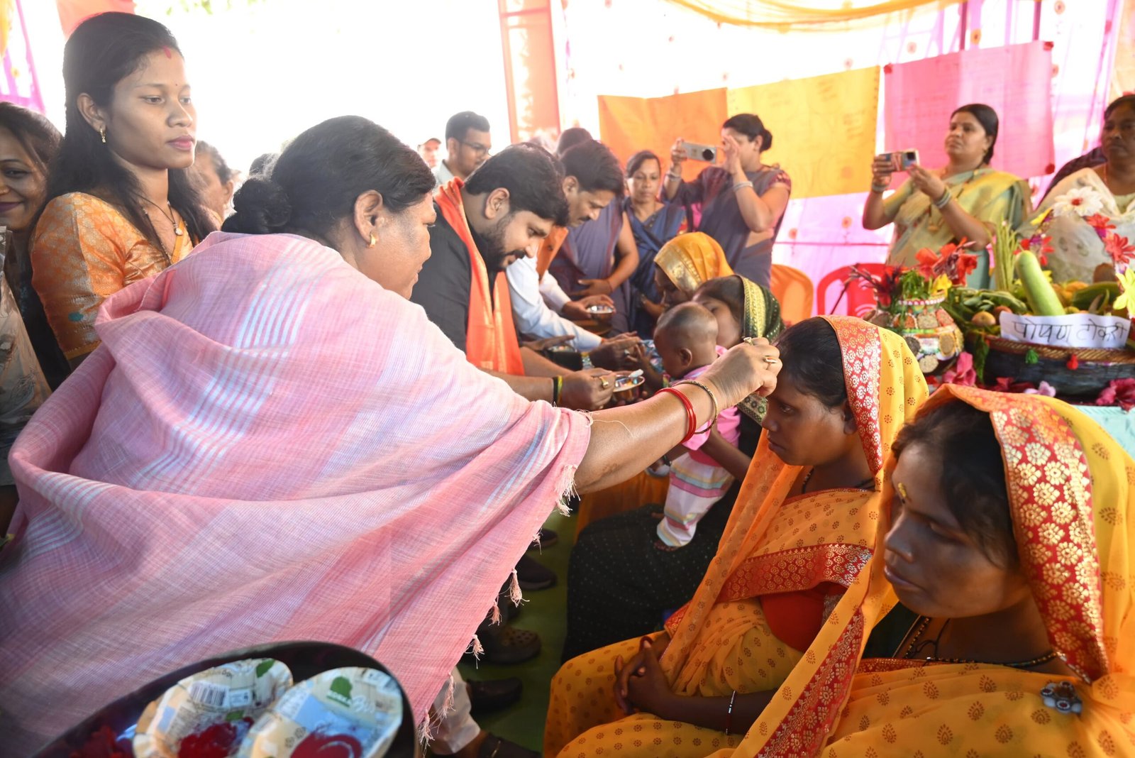 जिला स्तरीय सुशासन शिविर रोकड़ा में आयोजित किया गया जनप्रतिनिधियों ने हितग्राहियों को सामग्री वितरण किया