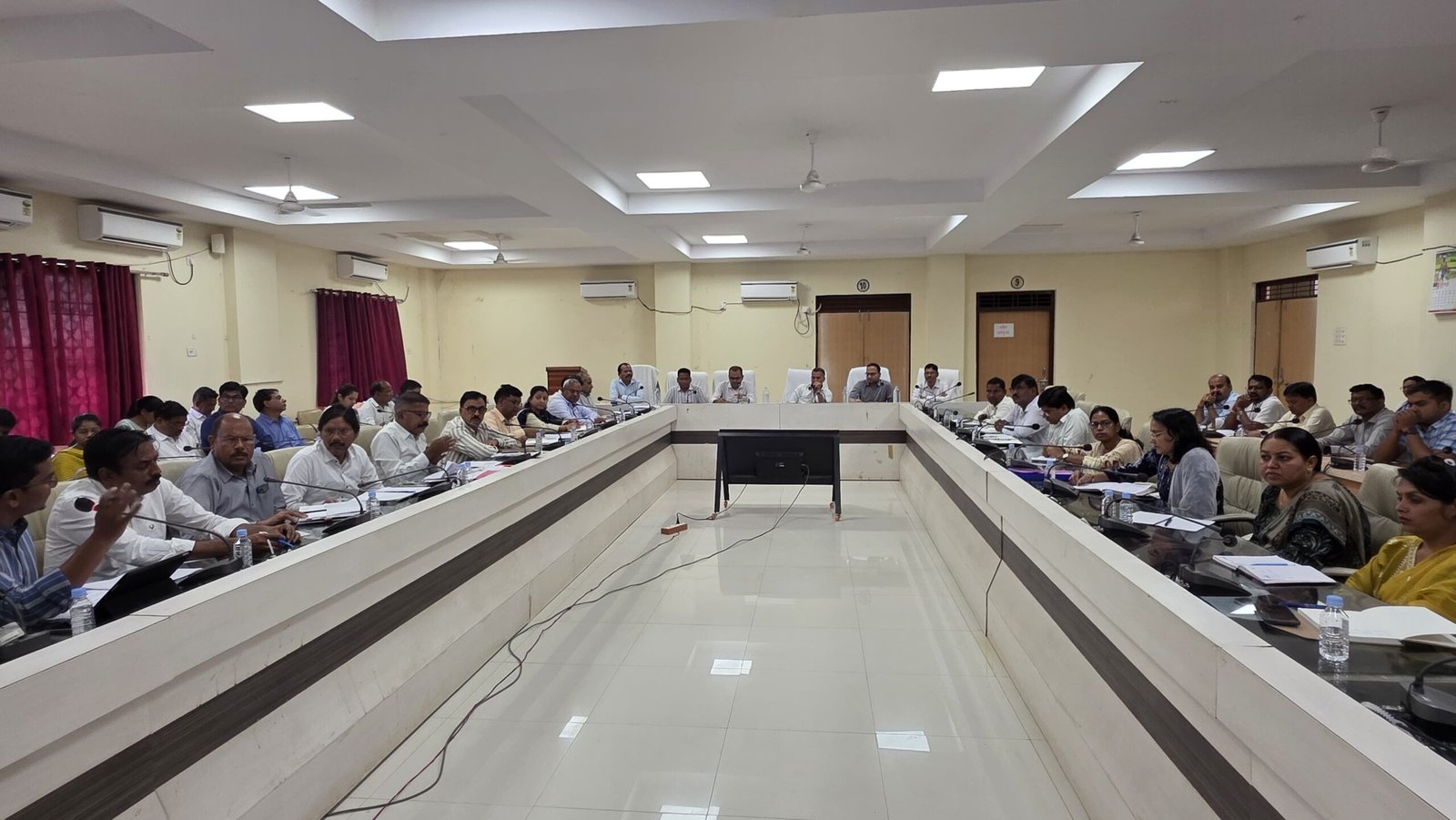 कलेक्टर ने ली साप्ताहिक समय सीमा की बैठक