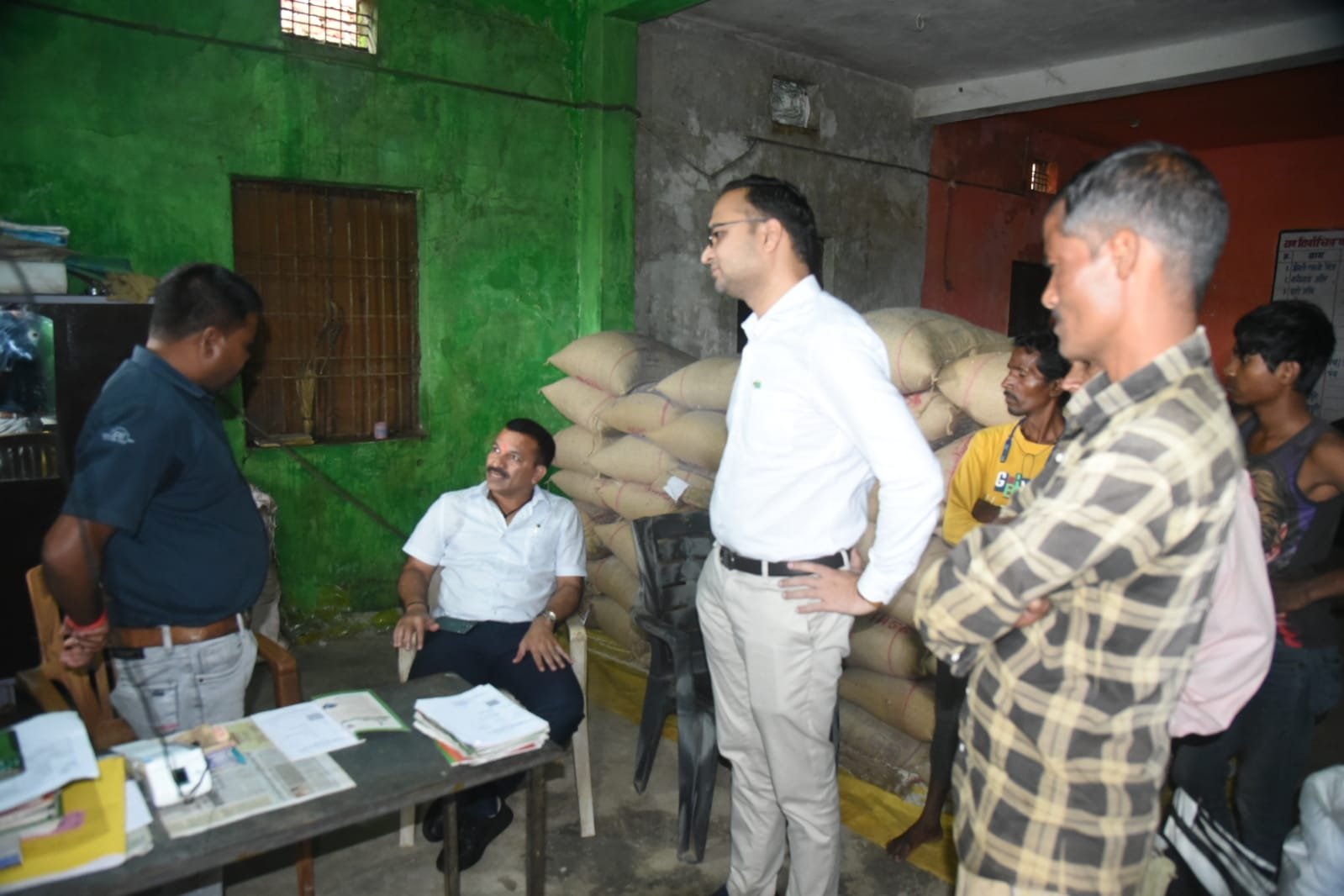 कलेक्टर ने पीडीएस दुकान मेन्ड्राकला का किया औचक निरीक्षण, राशन वितरण की देखी व्यवस्था