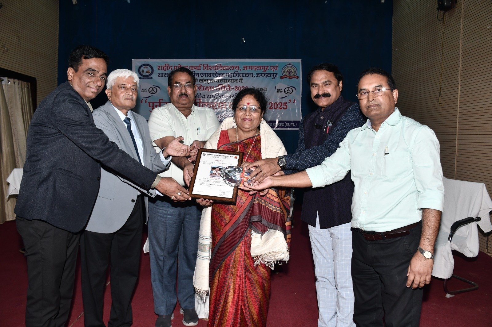 ’शहीद महेन्द्रकर्मा विश्वविद्यालयए बस्तर जगदलपुर में  शकुंतला हुई सम्मानित’