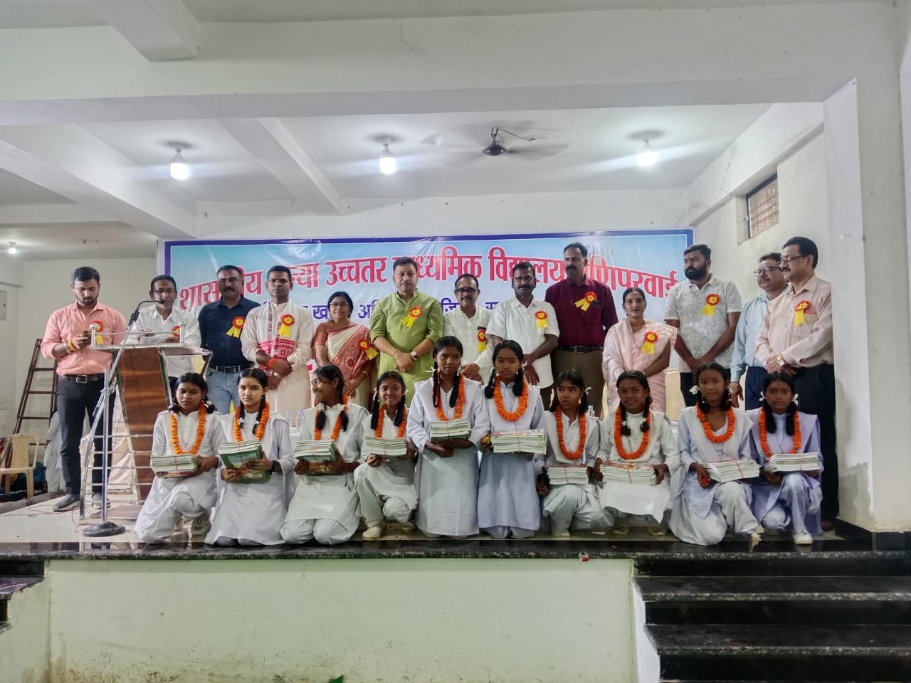 शासकीय कन्या उच्चतर माध्यमिक विद्यालय मणिपुर वार्ड में संकुल स्तरीय शाला प्रवेश उत्सव का हुआ आयोजन