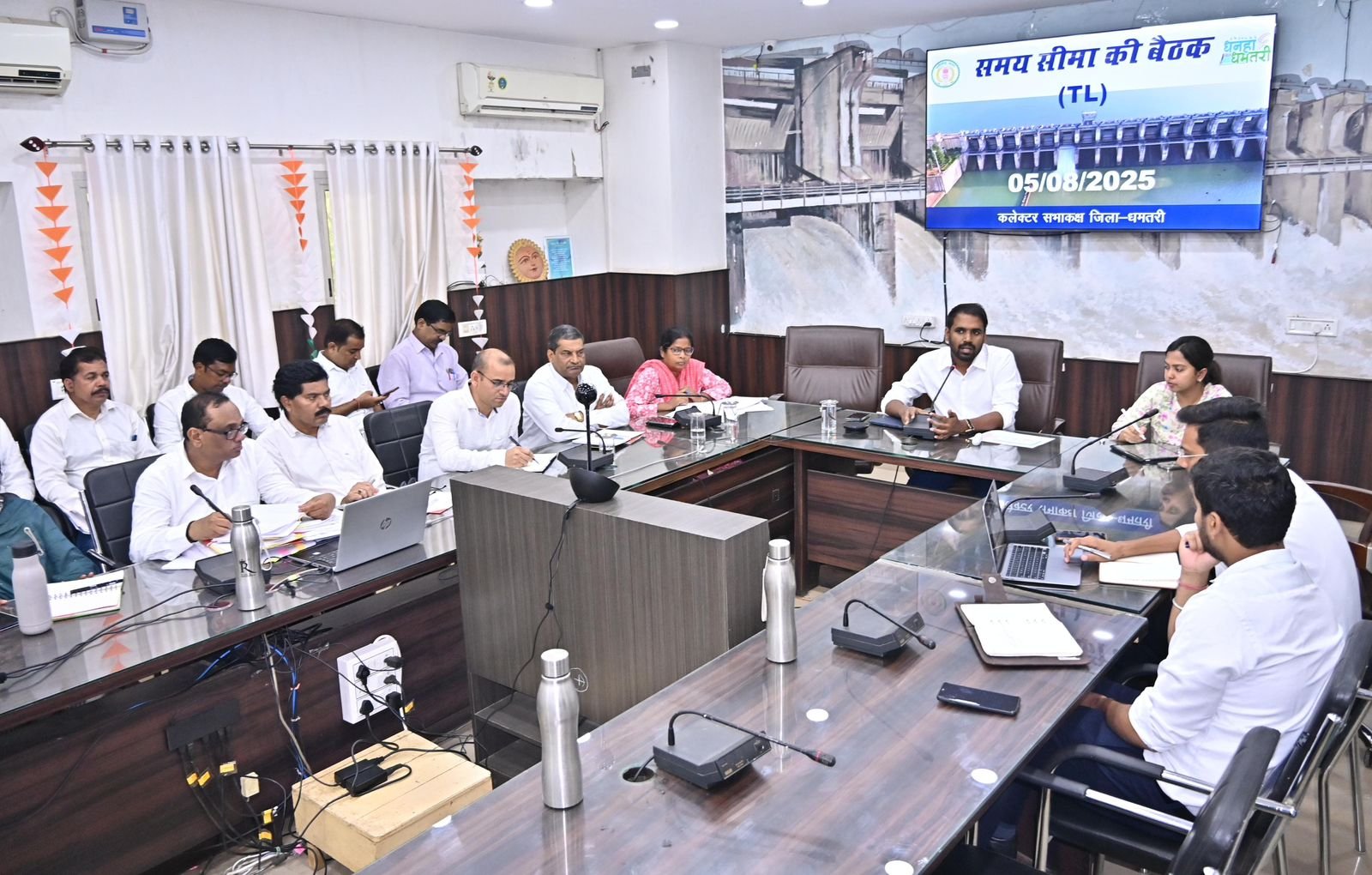 कलेक्टर की अध्यक्षता में समय सीमा की बैठक, स्वास्थ्य एवं शिक्षा इंफ्रास्ट्रक्चर पर जोर,