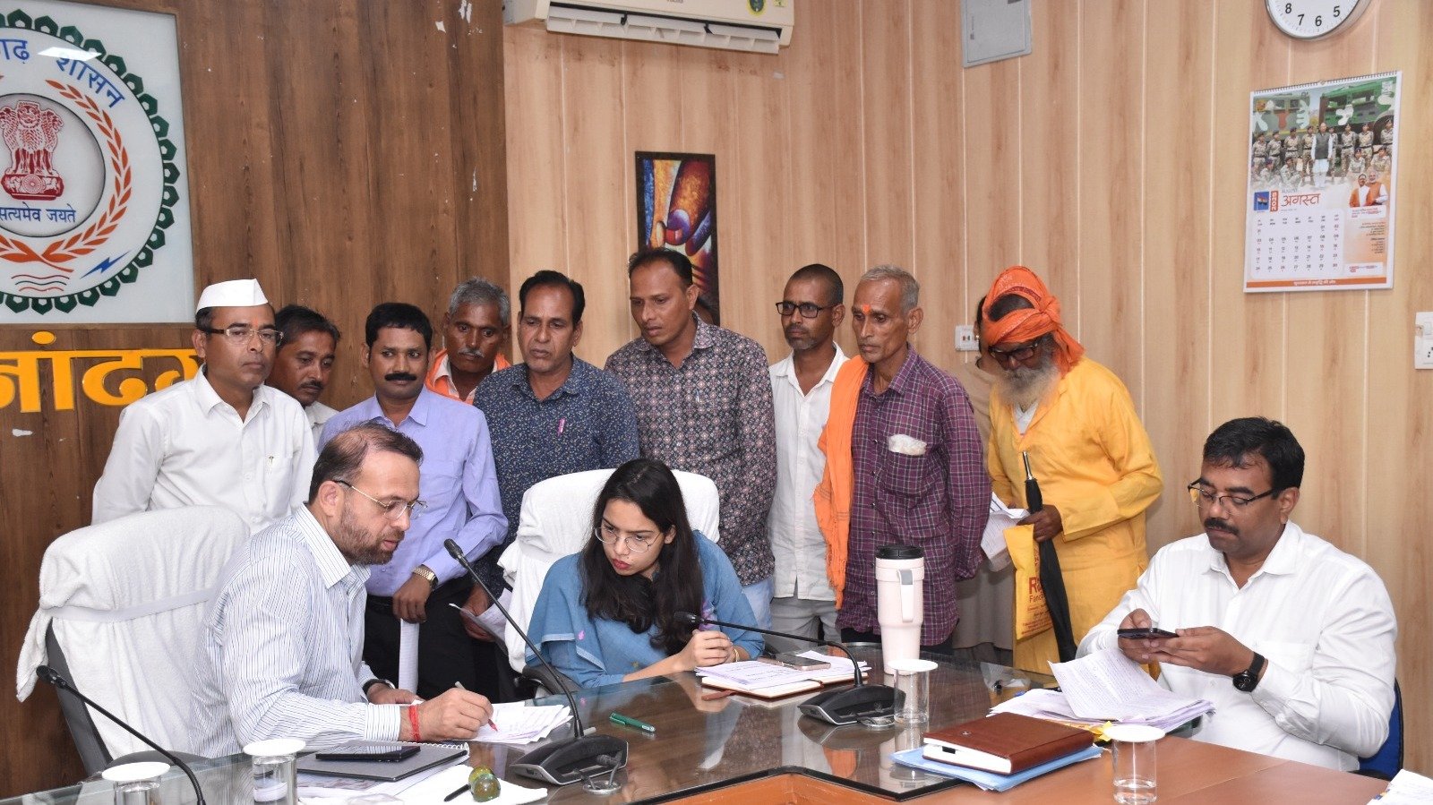 कलेक्टर ने जनदर्शन में पहुंचे जनसामान्य की सुनी शिकायत एवं समस्याएं