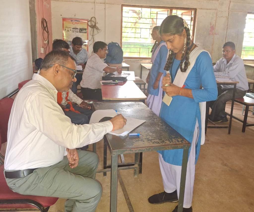 छत्तीसगढ़ रजत महोत्सव – कलेक्टर के निर्देश पर आय, जाति, निवास प्रमाण पत्रों के शत-प्रतिशत सेचुरेशन हेतु समस्त ग्राम पंचायतों में अभियान चलाकर शिविरों में आवेदन पत्र किए जा रहे जमा