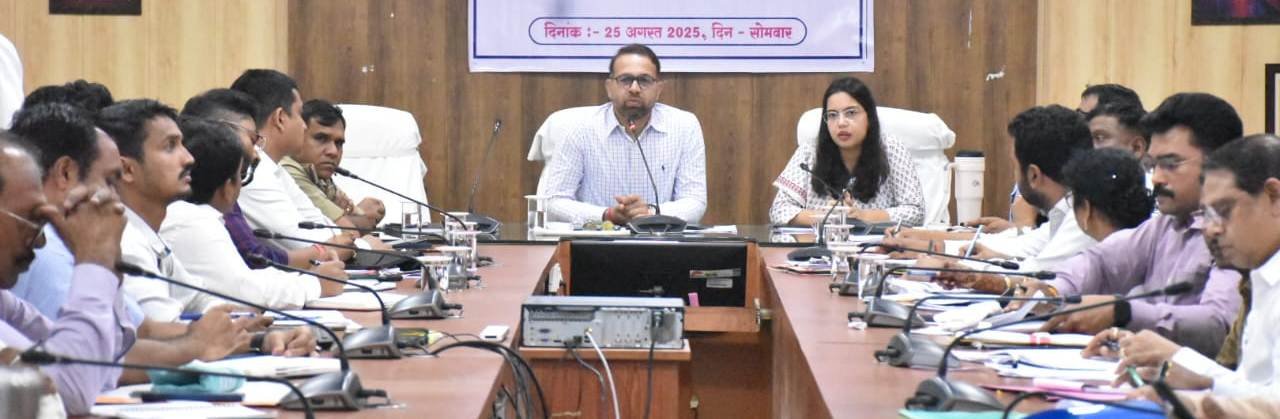 आदि कर्मयोगी अभियान के तहत जिले के आदिवासी बाहुल्य ग्रामों में शासन की विभिन्न योजनाओं के बेहतरीन क्रियान्वयन के लिए करें कार्य : कलेक्टर