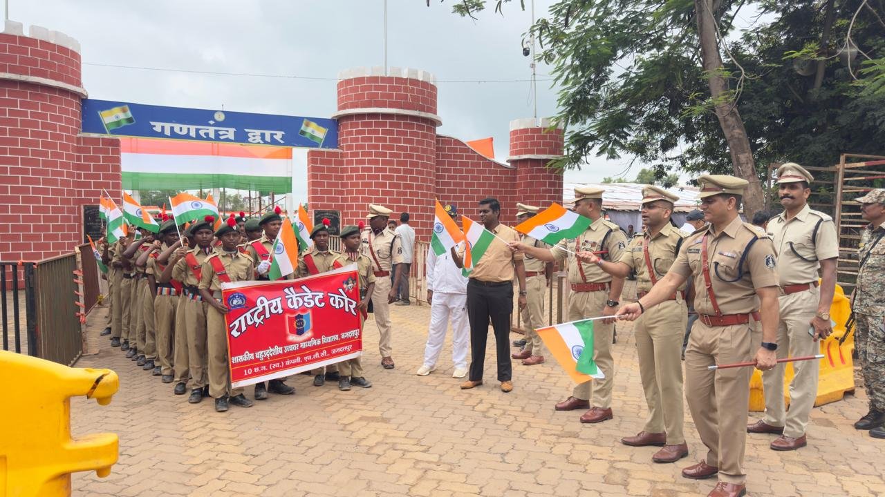 कलेक्टर और पुलिस अधीक्षक ने एनसीसी कैडेट और स्काउट गाइड के तिरंगा रैली में हुए शामिल