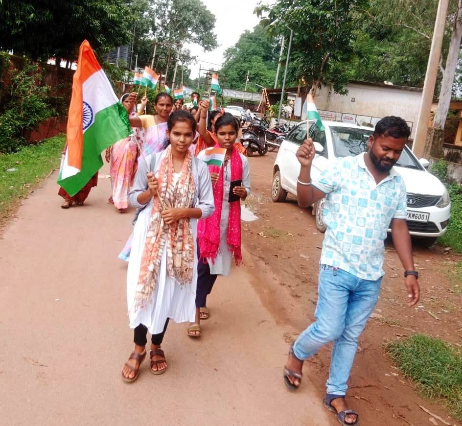 लोहंडीगुड़ा में किशोरी बालिकाओं ने ली स्वच्छता शपथ, निकाली तिरंगा रैली