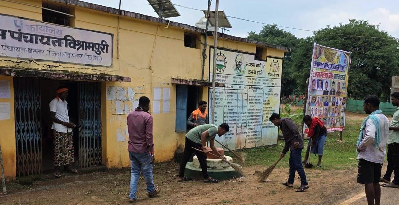हर घर तिरंगा-हर घर स्वच्छता का उत्सव अभियान के तहत विश्रामपुरी में स्वच्छता श्रमदान
