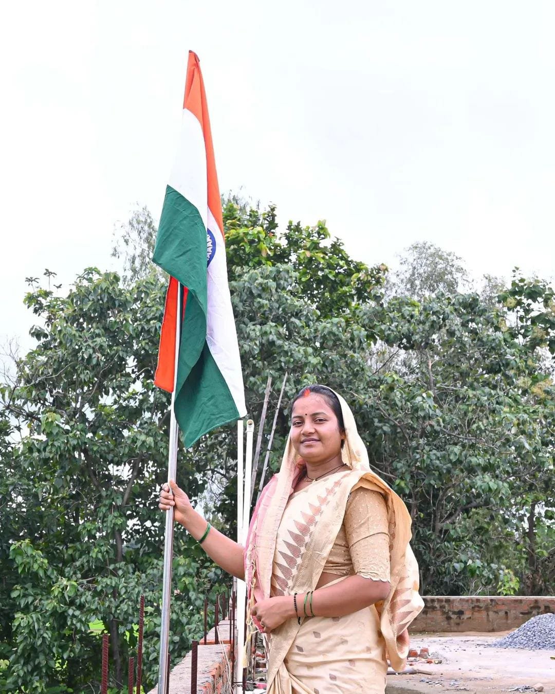 हर घर तिरंगा अभियान : मंत्री लक्ष्मी राजवाड़े ने अपने निवास पर फहराया तिरंगा