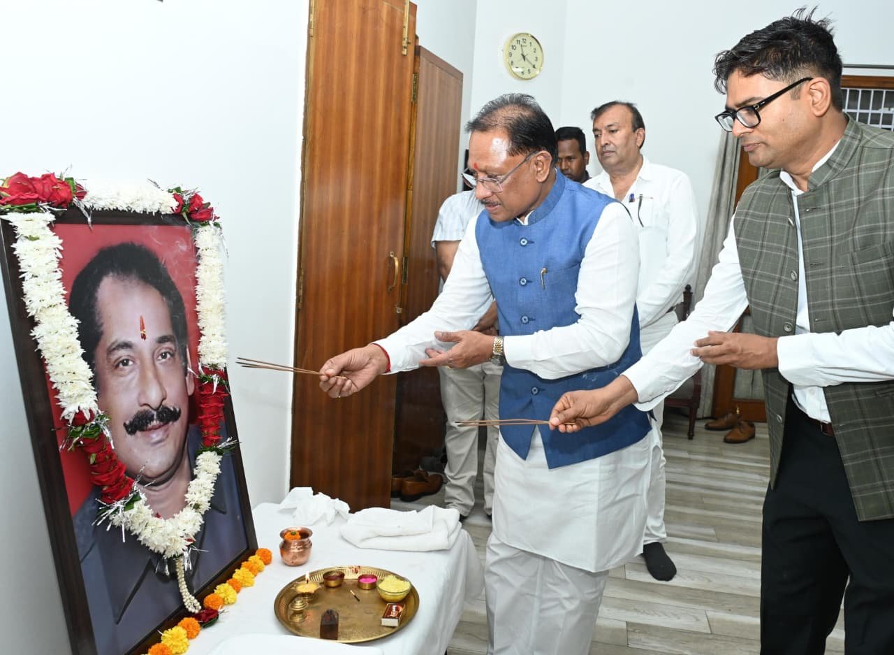 मुख्यमंत्री साय ने स्व. दिलीप सिंह जूदेव की पुण्यतिथि पर दी श्रद्धांजलि